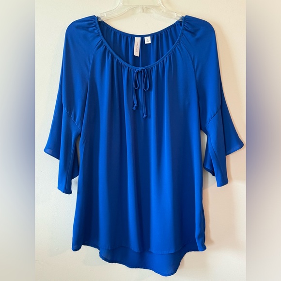 Tacera Blue Top EUC Top 100% Polyester size Medium High Low Flutter Sleeves - Picture 1 of 7